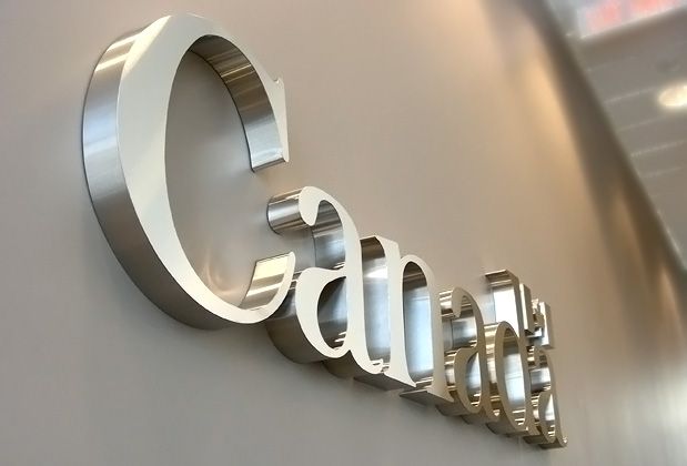 Logo perusahaan stainless steel hairline finish outdoor